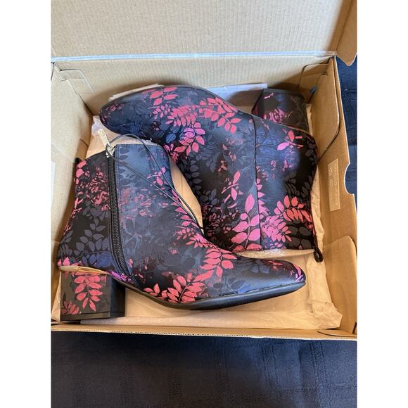 Liz Claiborne Booties Womens 8.5Wide Blank/Pink Floral NIB Memory Foam Ankle Zip - Picture 1 of 15